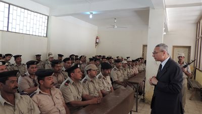 جولة لمدير أمن المنيا في مركز تدريب الشرطة (صور)