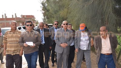 بالصور.. محافظ الإسماعيلية يتفقد أعمال رصف طريق بقرية «أبو خروع»