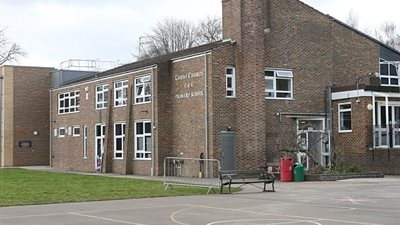 «أمٌّ» تطالب بإقالة مديرة مدرسة بسبب شعر نجلها (صور)