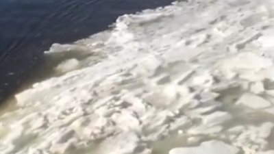 نهر متجمد يقتلع مطعما من مكانه (فيديو)