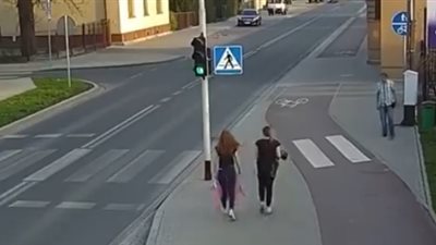 مزاح امرأة يعرض صديقتها لخطر الموت (فيديو)