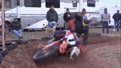 راكبو دراجات نارية يستعرضون مهاراتهم (فيديو)