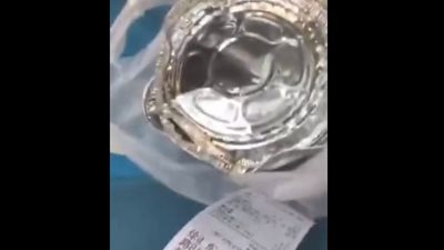 عامل دليفري يبصق في وجبة زبونة (فيديو)