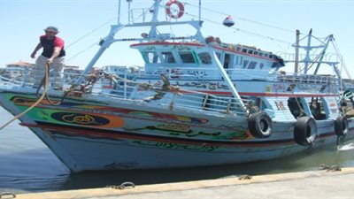 نقيب الصيادين: طاقم مركب الصيد المحتجزة فى اليمن بصحة جيدة