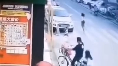 امرأة تخطف صبيا من أمام سوبر ماركت (فيديو)