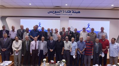 أبطال ١٣٩ صاعقة يلتقون رئيس هيئة قناة السويس