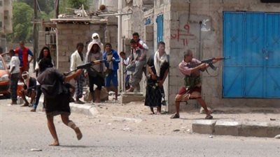 اندلاع معارك عنيفة بين الجيش اليمني ومسلحين في عدن