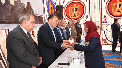 10 صور ترصد توزيع قروض ومساعدات زواج وكراسي متحركة على أهالي الشرقية