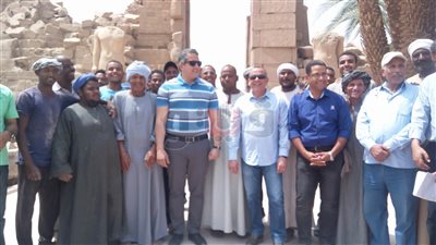 وزير الآثار يلتقط صورا تذكارية مع عمال معبد الكرنك