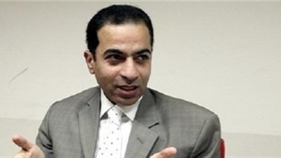 أستاذ تمويل يكشف أسباب تراجع سعر الدولار