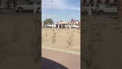 مشاجرة عنيفة بين شباب وفتيات في أحد شوارع الكويت (فيديو)