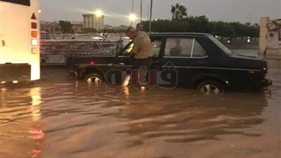 الأمطار تغرق السيارات في شوارع الشرقية.. والمحافظة تعلن الطوارئ (صور)