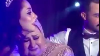 عروس تتسبب في بكاء والدتها بحفل زفافها (فيديو)
