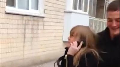 شاب يتسبب في سقوط مروع لصديقته (فيديو)