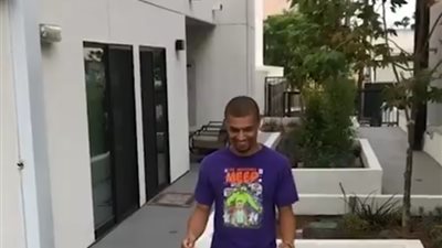 شاب حاول استعراض مهاراته في القفز فتعرض لموقف محرج أمام حبيبته (فيديو)