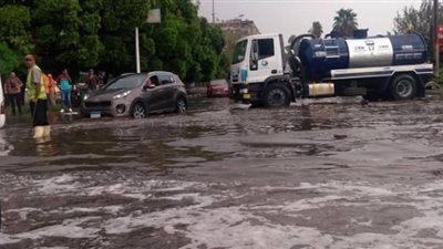 القاهرة تفشل في أول اختبارات السماء.. شوارع العاصمة تغرق في «شبر ميه» رغم الإعلان عن الاستعداد لاستقبال الأمطار.. المحافظ: طهرنا 21 ألف بالوعة ولدينا 100 شفاط.. وشبكات الصرف السبب في الأزمة