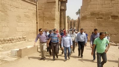 تفاصيل جولة «وزير الآثار» في الأقصر.. «العناني»: «بنشوف تمثالين فقط في مدخل معبد الأقصر هيبقوا تلاتة».. يلتقط صورا تذكارية برفقة عمال الكرنك.. وسائحة من ذوي الاحتياجات ال