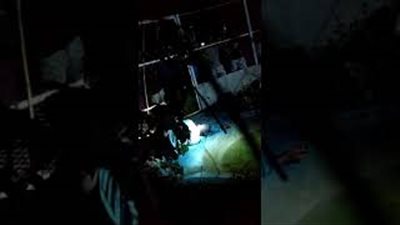 لحظة إلقاء مغتصب فتاة في قفص تماسيح (فيديو)