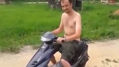 دراجة نارية تسحل رجلا بطريقة مروعة (فيديو)