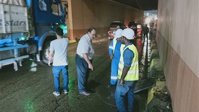 محافظ الجيزة يقود عمليات شفط مياه الأمطار بالشوارع (صور)