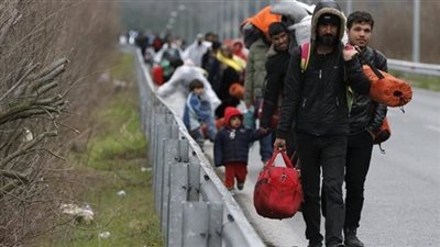 اليونان تنقل آلاف المهاجرين لمعسكرات الإيواء