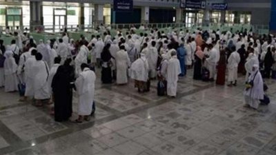 طوارئ بالمطارات والموانئ لتوقيع الكشف الطبي على المعتمرين.. حمي الدنج والكورونا المستجد والطفح الجلدي أبرز الأمراض المنتشرة بالأراضي السعودية.. وتحويل المشتبه فيهم للحميات