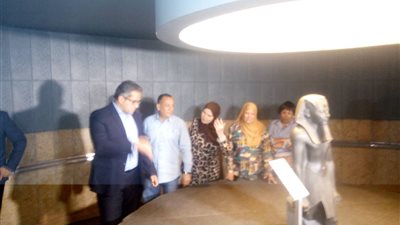 «العنانى» يتفقد أعمال الترميم لعدد من التماثيل بمتحف الأقصر