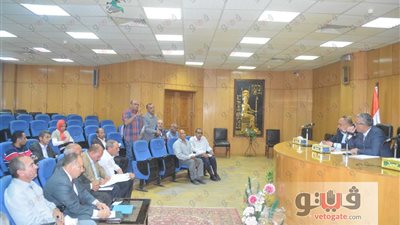 محافظ المنيا يبحث مشكلة تراخيص وتقنين أوضاع المقاهي