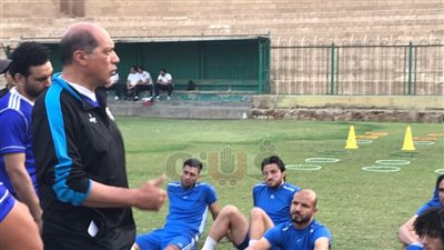 علاء نبيل يحاضر لاعبي المقاولون استعدادا للطلائع (صور)