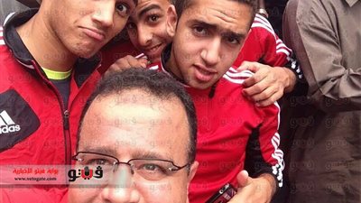 لاعبو منتخب 98 يلتقطون صورا 