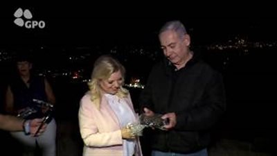 في عيد ميلاده الـ 70.. آيس كريم وسيجار كوبي وسرير ثنائي بالطائرة أبرز تصرفات نتنياهو الغريبة