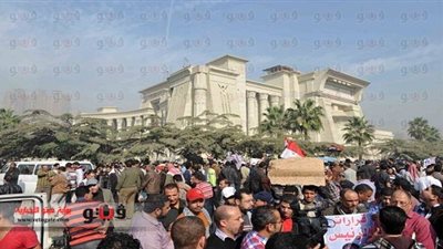 بالصور.. توقف حركة المرور أمام المحكمة الدستورية بسبب مسيرات إرهابيي 