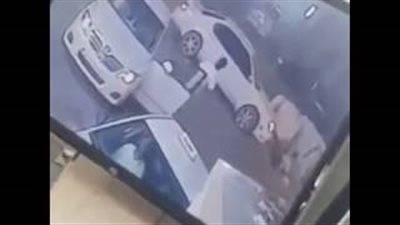 بالفيديو.. لحظة دهس سيارة لشخص أثناء عبوره الطريق بالرياض