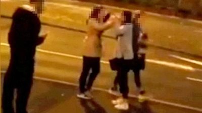 بالفيديو والصور.. فتاة تجبر مراهقتين على الركوع والاعتذار لصديقتها