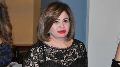 إلهام شاهين ومنى زكي وكندة علوش في عزاء والد شيرين عبد الوهاب