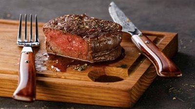 دراسة: تناول المراهقات للحوم يعجل بقدوم الدورة الشهرية