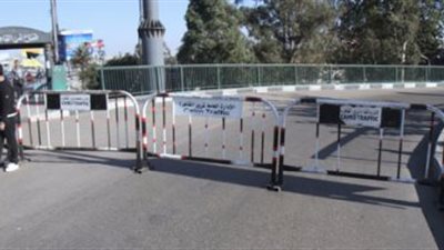 المرور: حواجز حديدية بمحور الأوتوستراد لمد كابل كهرباء