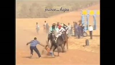 بالفيديو.. لحظة إنقاذ سعودي لطفل من الدهس تحت أقدام حصان في سباق خيول