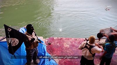 بالفيديو والصور.. طفل داعشي يعدم رهائن ويلقي بجثامينهم في نهر