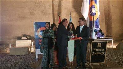 محافظ الأقصر يكرم فريق الجامعة الألمانية المشارك في تصميم شعار المحافظة