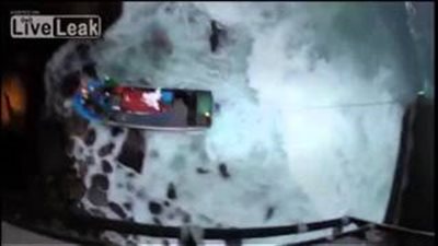 بالفيديو.. لحظة إنقاذ 6 صيادين من الغرق