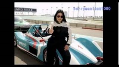 بالفيديو.. «سمية الخشاب» تستعرض بـ«فيرارى» في أبو ظبى