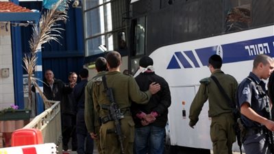 إسرائيل تنقل عددا من الأسرى المضربين إلى سجن أهليكدار