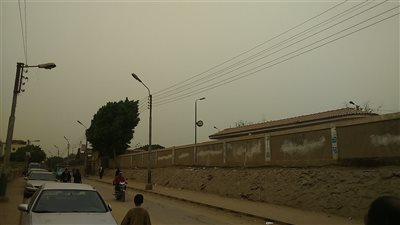 بالصور.. عاصفة ترابية تتسبب في توقف حركة المرور بالمنيا