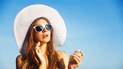 قناع الوجه سلاح المرأة للتغلب على أشعة الشمس أثناء السباحة