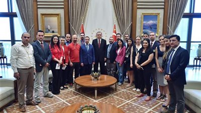 بالصور.. «أردوغان» يتباهى بقصره الرئاسي الجديد أمام الصحفيين