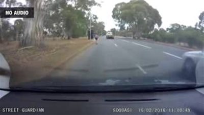 بالفيديو والصور.. راكب «سكوتر» يحطم زجاج سيارة بأستراليا