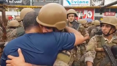 في مشهد مؤثر.. أب لبناني ثائر يبكي على كتف ابنه المجند بالجيش (فيديو)