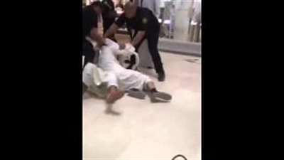 بالفيديو.. «خناقة ساخنة» بين شخصين في مركز تجاري بالكويت