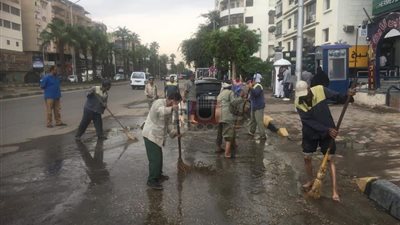 الدفع بـ50 معدة لشفط المياه من شوارع الجيزة (صور)